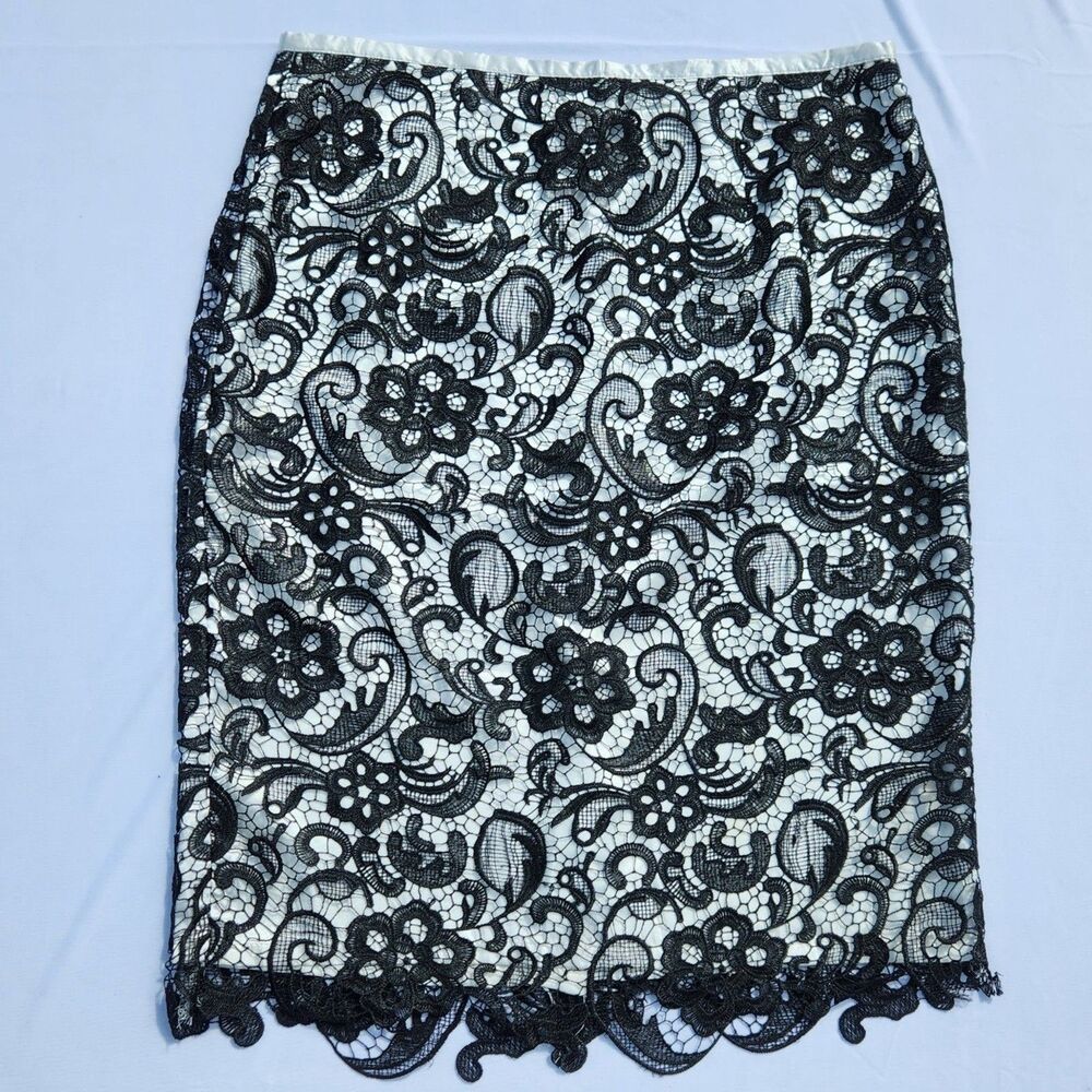 Feminine Elegant Skirt Women's Size 12 High Rise Romantic Chic Black Floral Lace